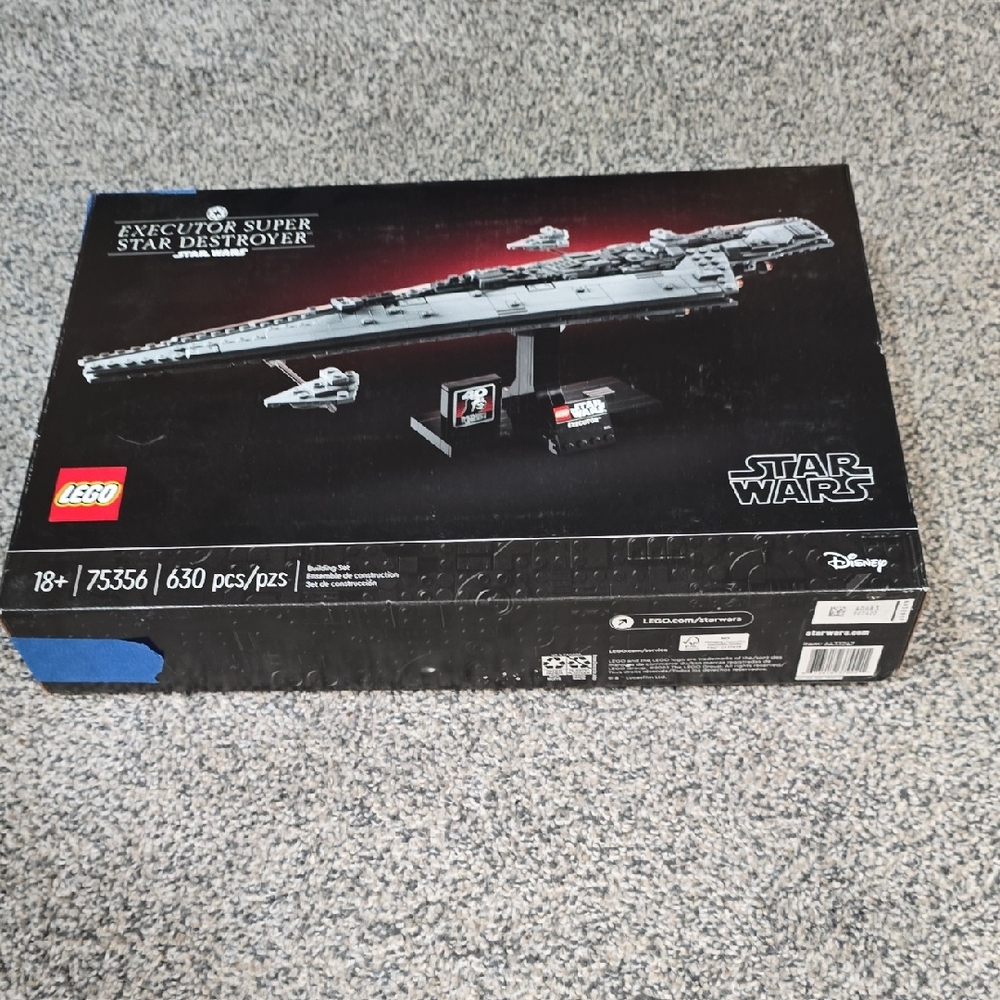 LEGO Star Wars Super Star Destroyer Set - Black and Gray